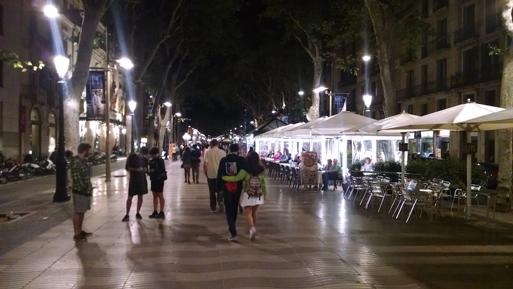 Fim de noite tranquilo em Las Ramblas, onde estão algumas baladas turísticas e/ou bem estranhas de Barcelona