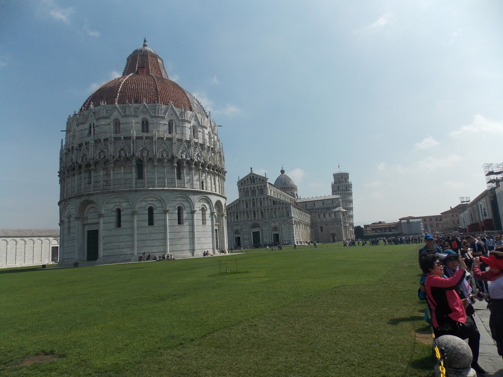 Essa foto resume a Pisa que eu vi e que a maioria também conhece.