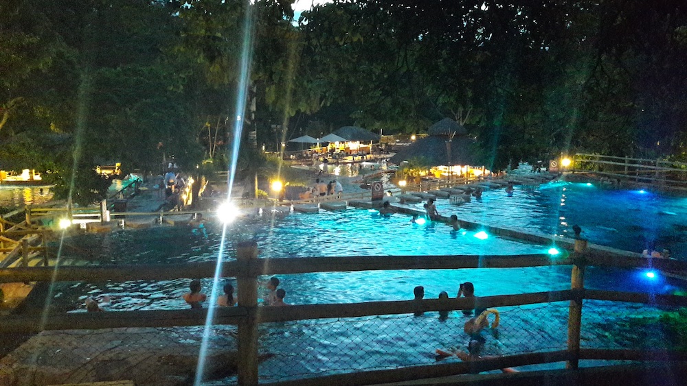 piscina noite parque das fontes pousada do rio quente