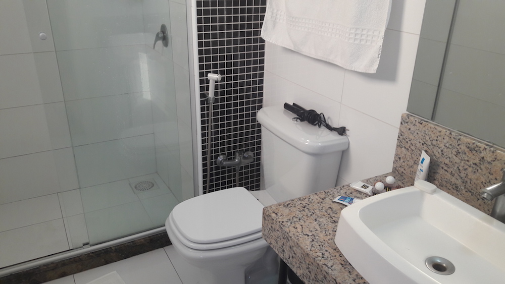 banheiro açores premium hotel porto alegre
