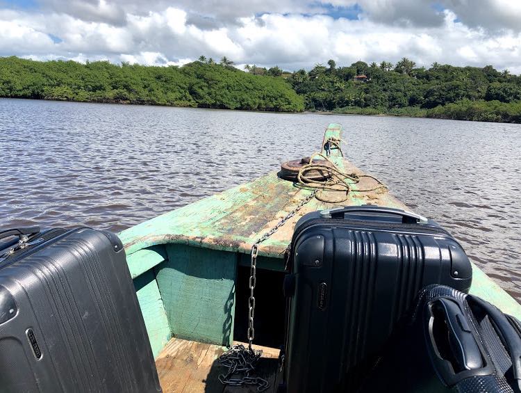 Barco na travessia do Rio Caraíva