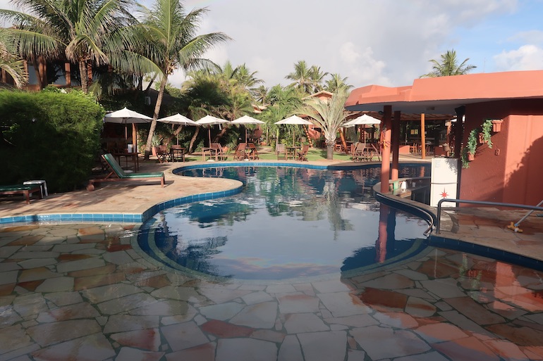 Piscina do hotel Eco Praia Aruanã, uma das nossas dicas de hospedagem em Aracaju