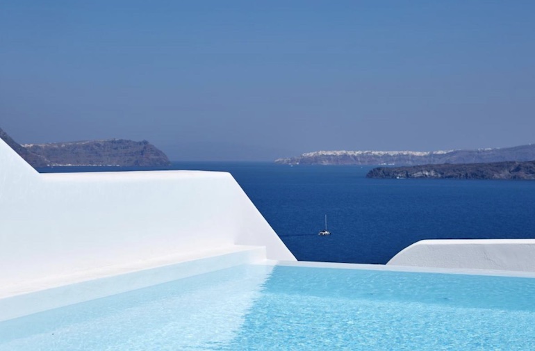 Piscina de hotel com borda infinita em Santorini