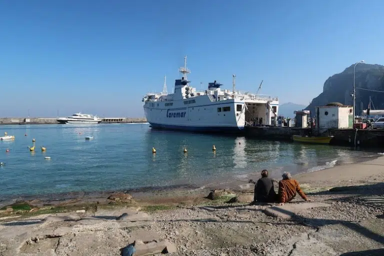 Como chegar em Capri: balsas com saída de Nápoles e Sorrento