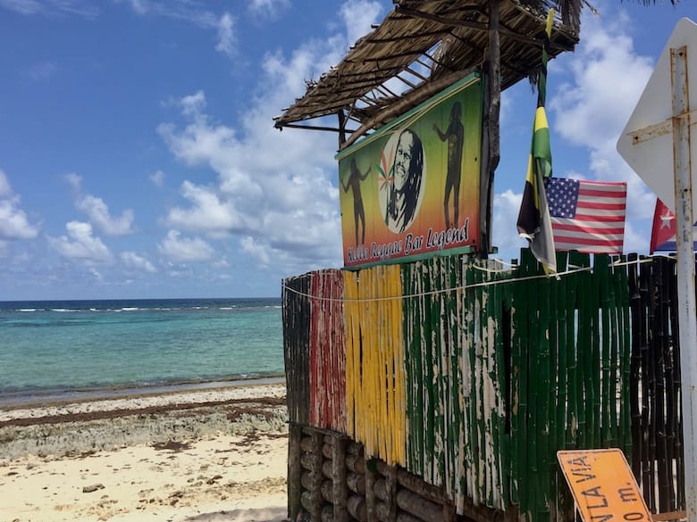 Bar em praia isolada no sul da ilha